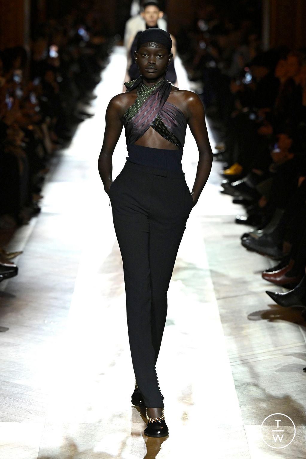 Fashion Week Paris Fall/Winter 2025 look 6 from the Dries Van Noten collection womenswear