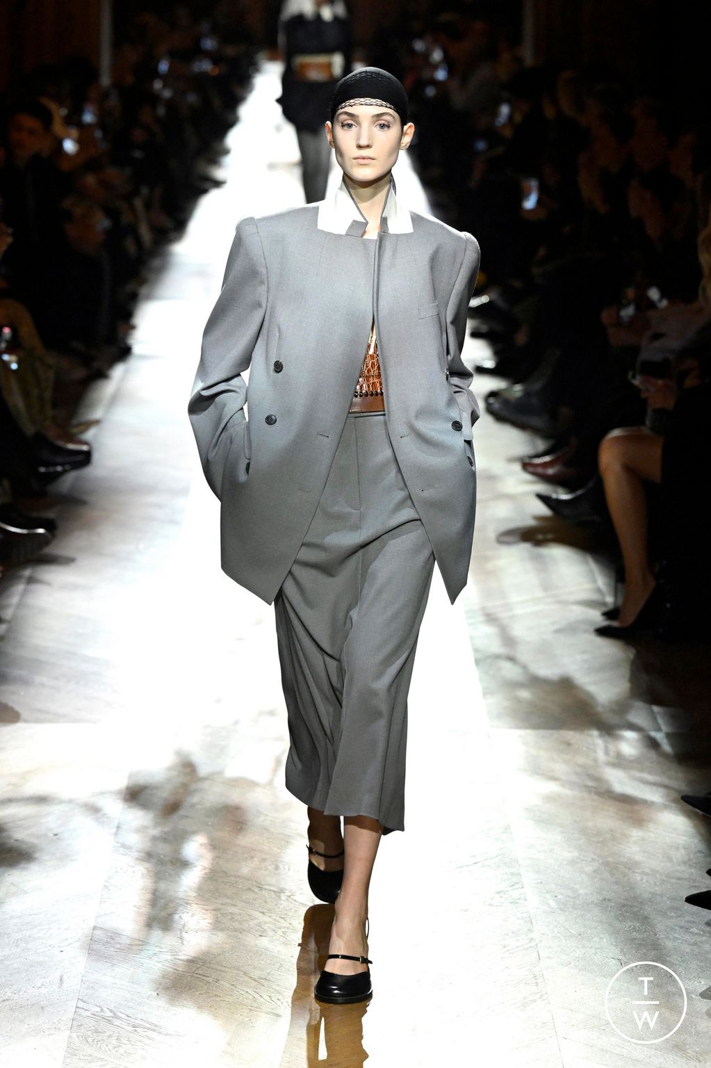 Fashion Week Paris Fall/Winter 2025 look 9 from the Dries Van Noten collection womenswear