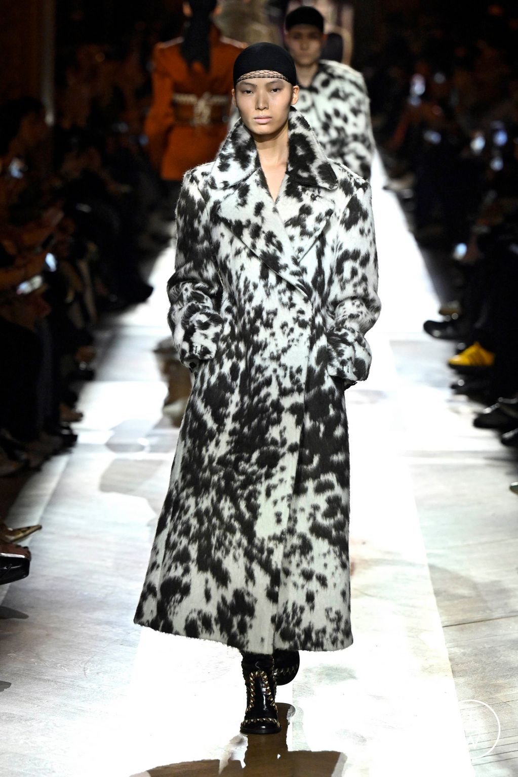 Fashion Week Paris Fall/Winter 2025 look 24 from the Dries Van Noten collection womenswear
