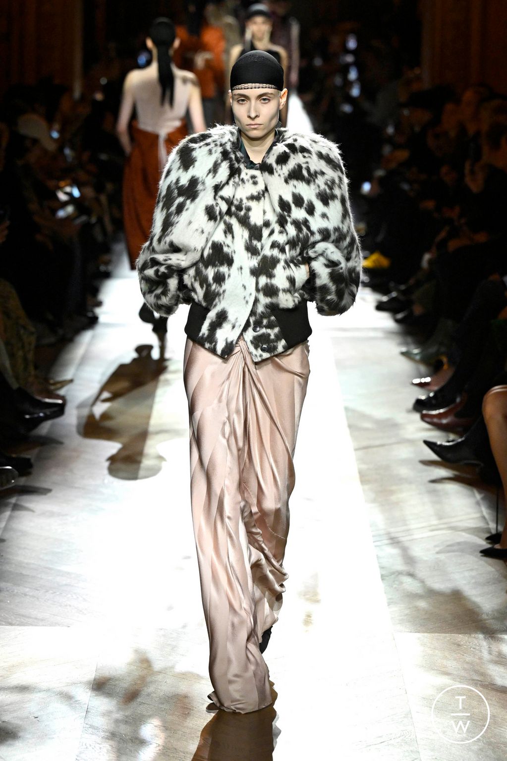 Fashion Week Paris Fall/Winter 2025 look 25 from the Dries Van Noten collection womenswear