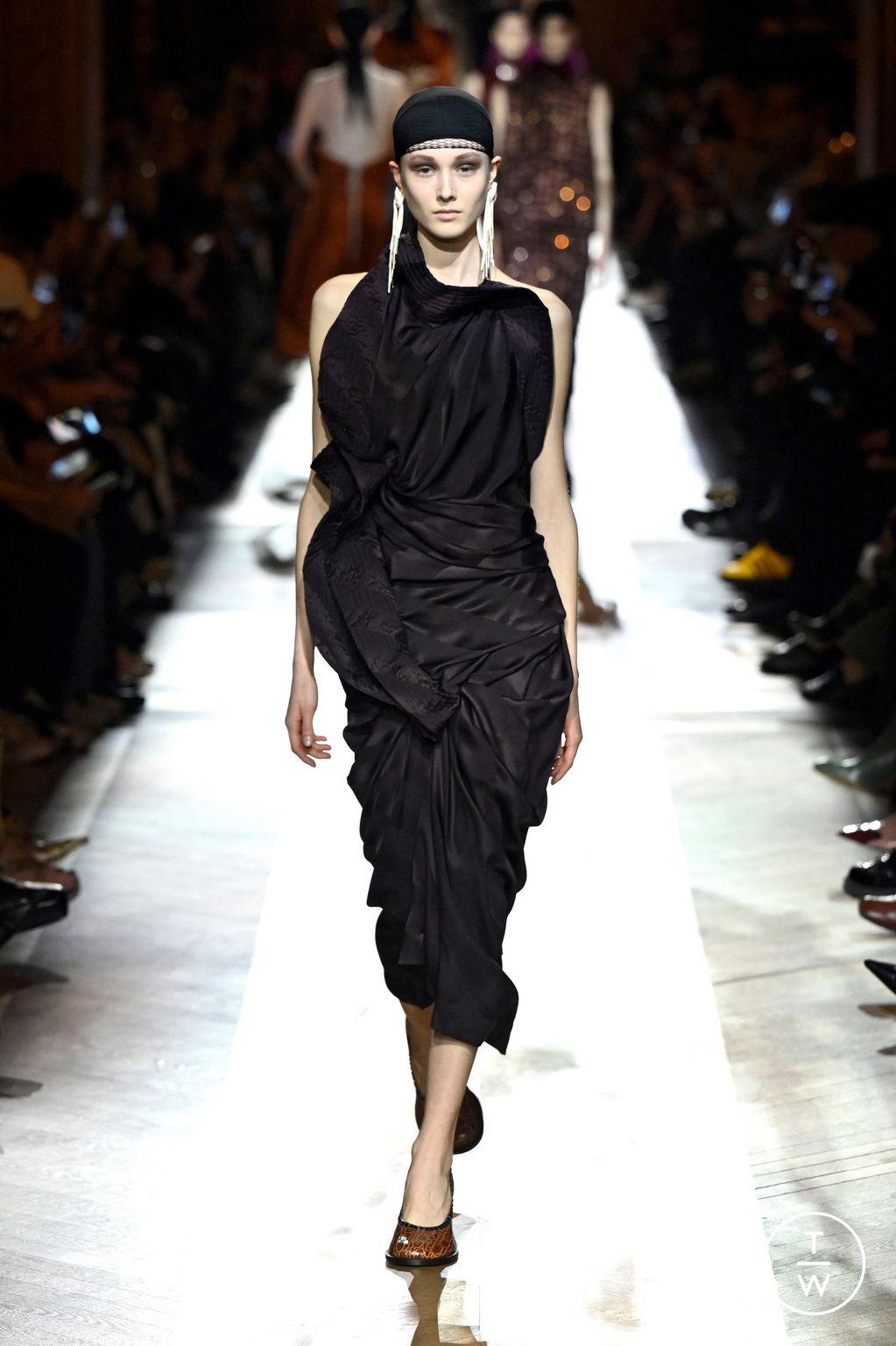 Fashion Week Paris Fall/Winter 2025 look 26 from the Dries Van Noten collection womenswear