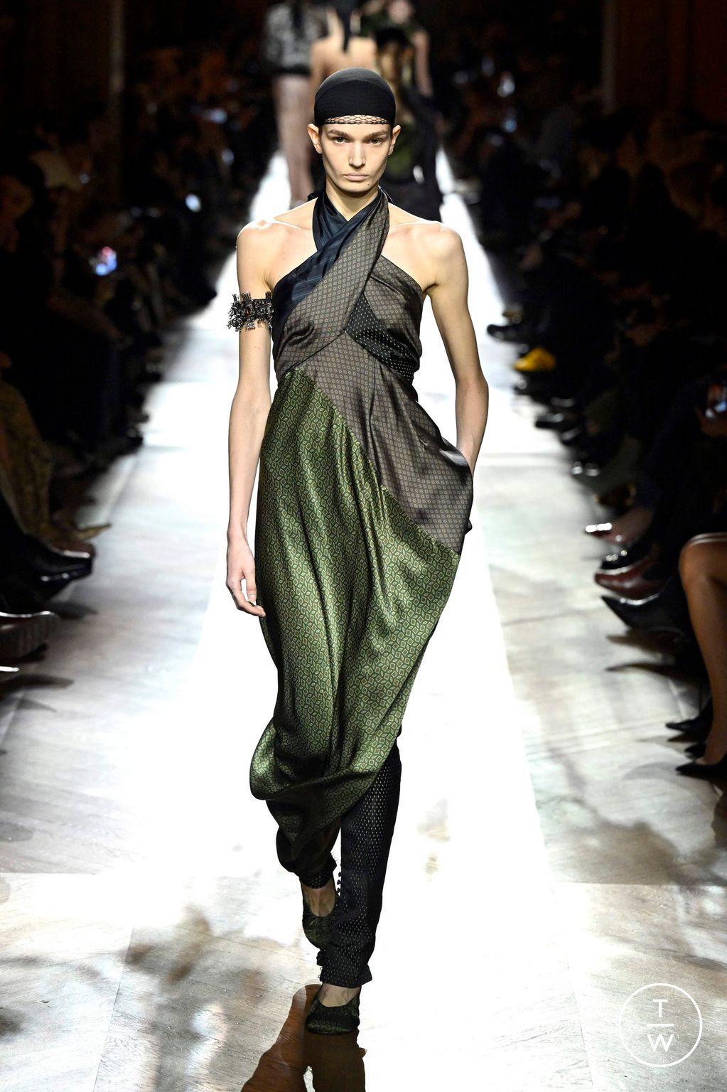 Fashion Week Paris Fall/Winter 2025 look 32 from the Dries Van Noten collection womenswear