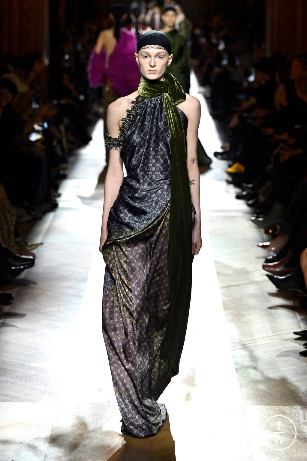 Fashion Week Paris Fall/Winter 2025 look 34 from the Dries Van Noten collection womenswear