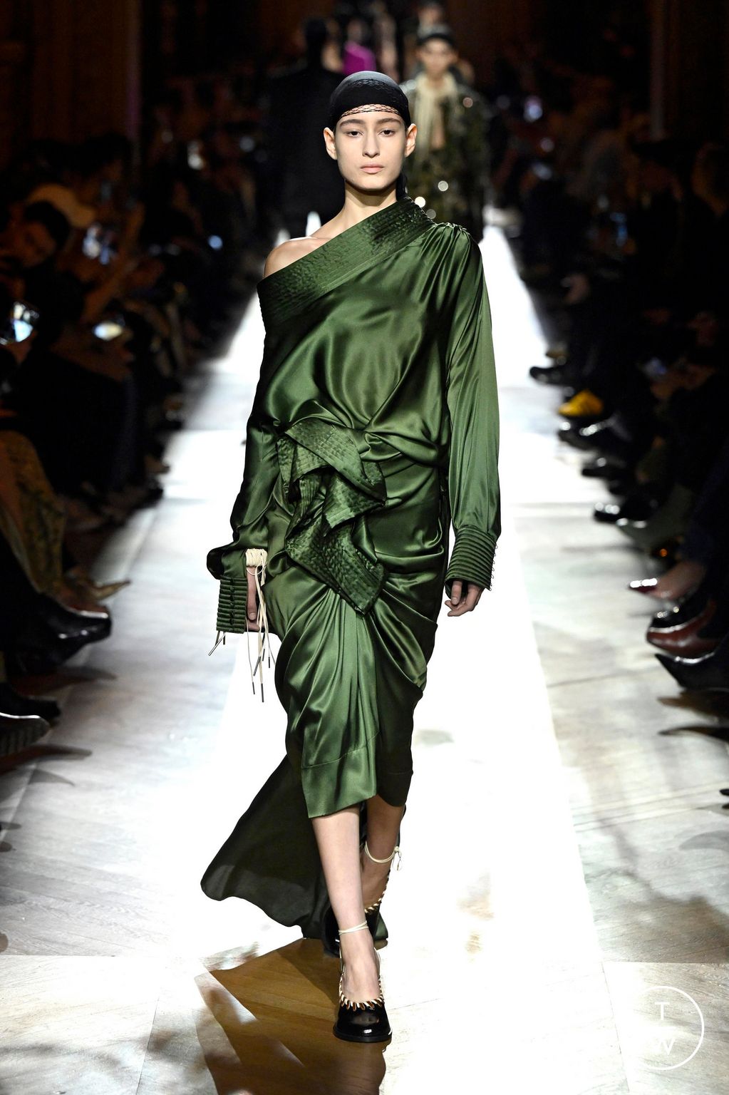 Fashion Week Paris Fall/Winter 2025 look 35 from the Dries Van Noten collection womenswear