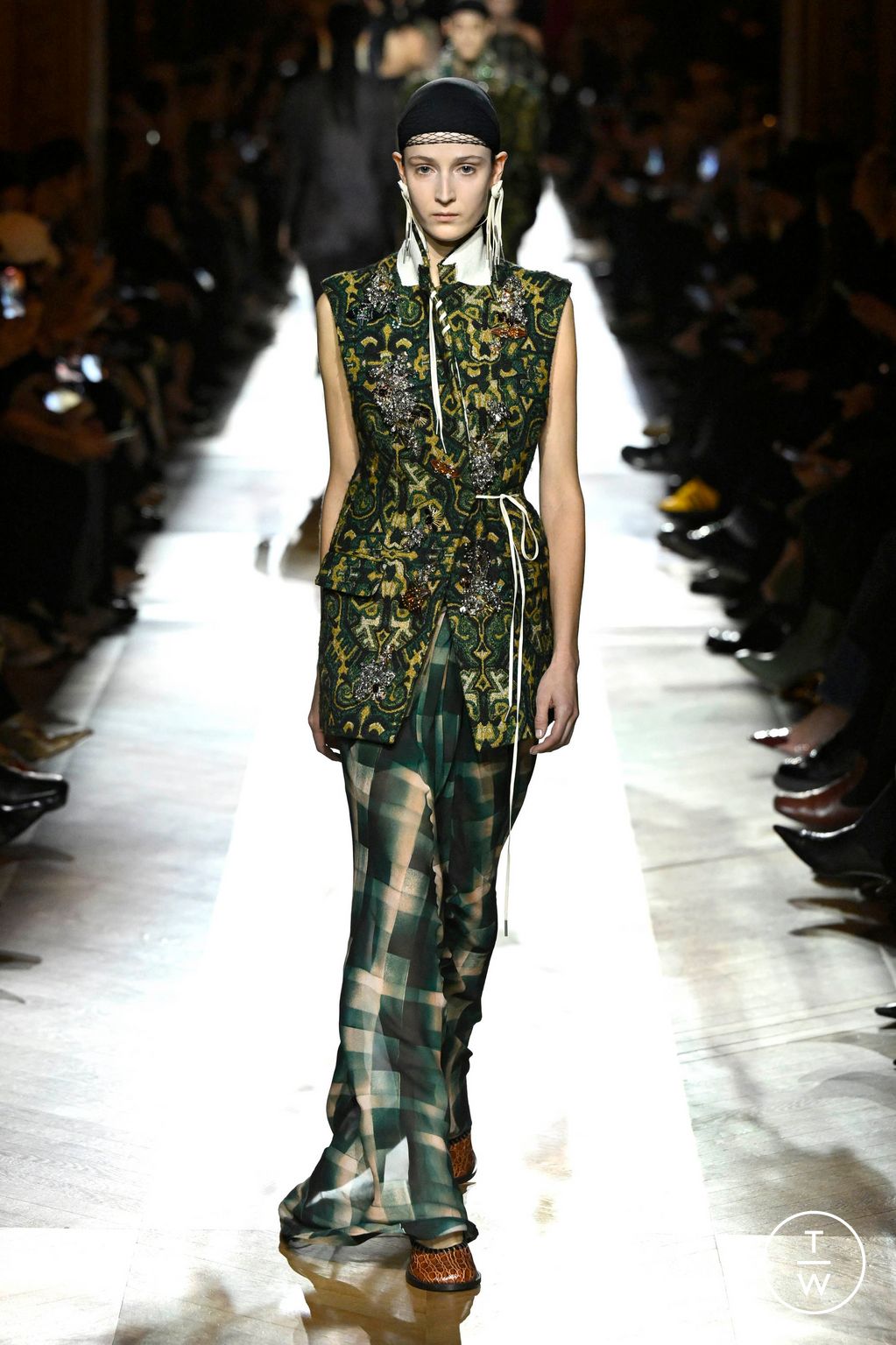 Fashion Week Paris Fall/Winter 2025 look 38 from the Dries Van Noten collection womenswear