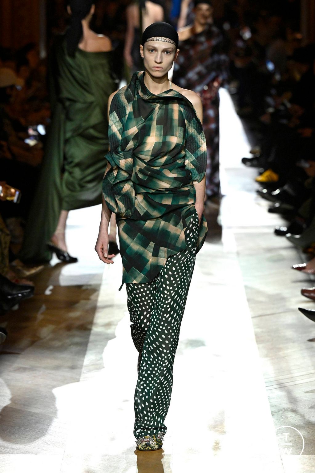 Fashion Week Paris Fall/Winter 2025 look 40 from the Dries Van Noten collection womenswear