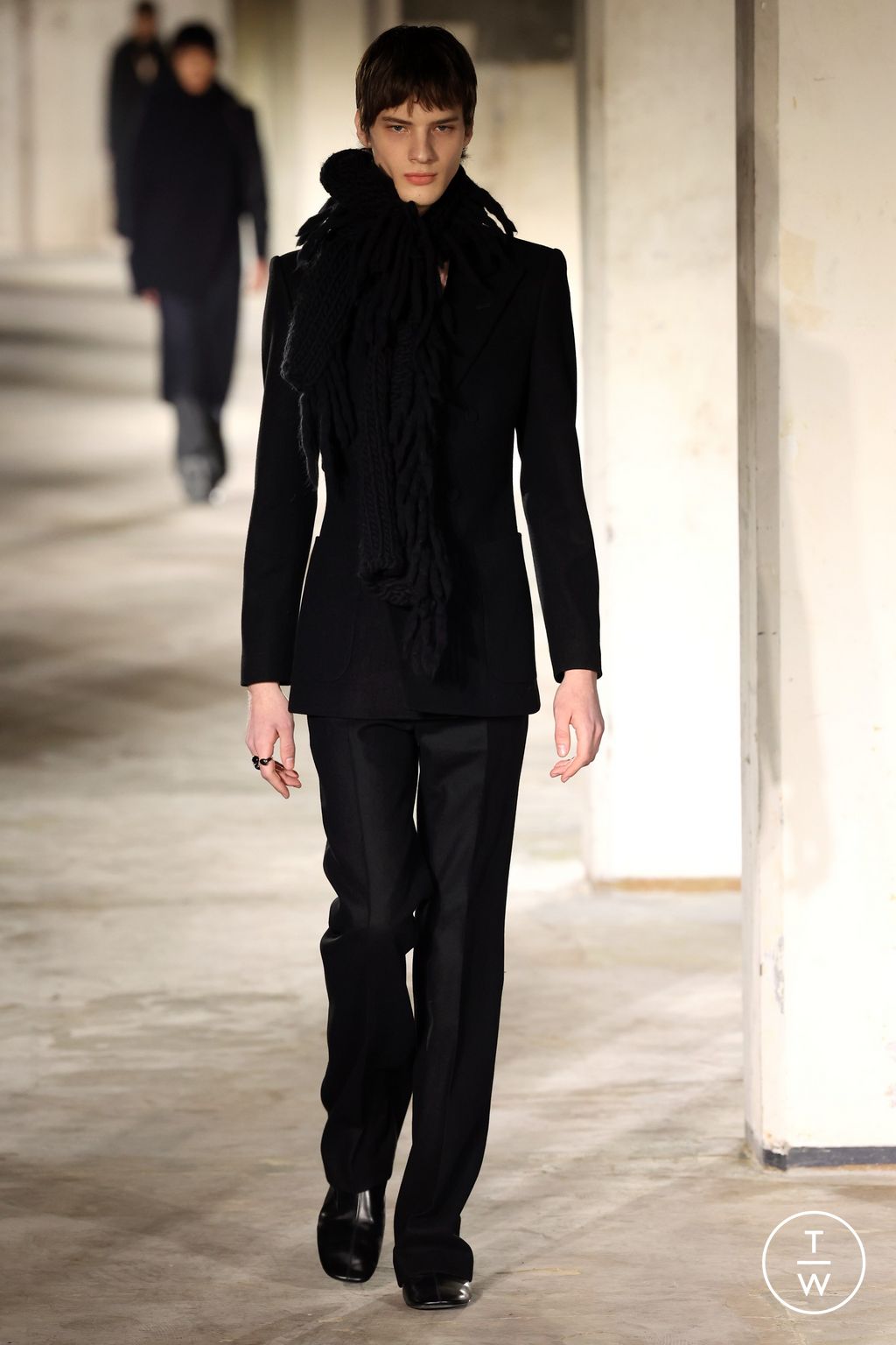 Fashion Week Paris Fall/Winter 2024 look 2 from the Dries Van Noten collection 男装