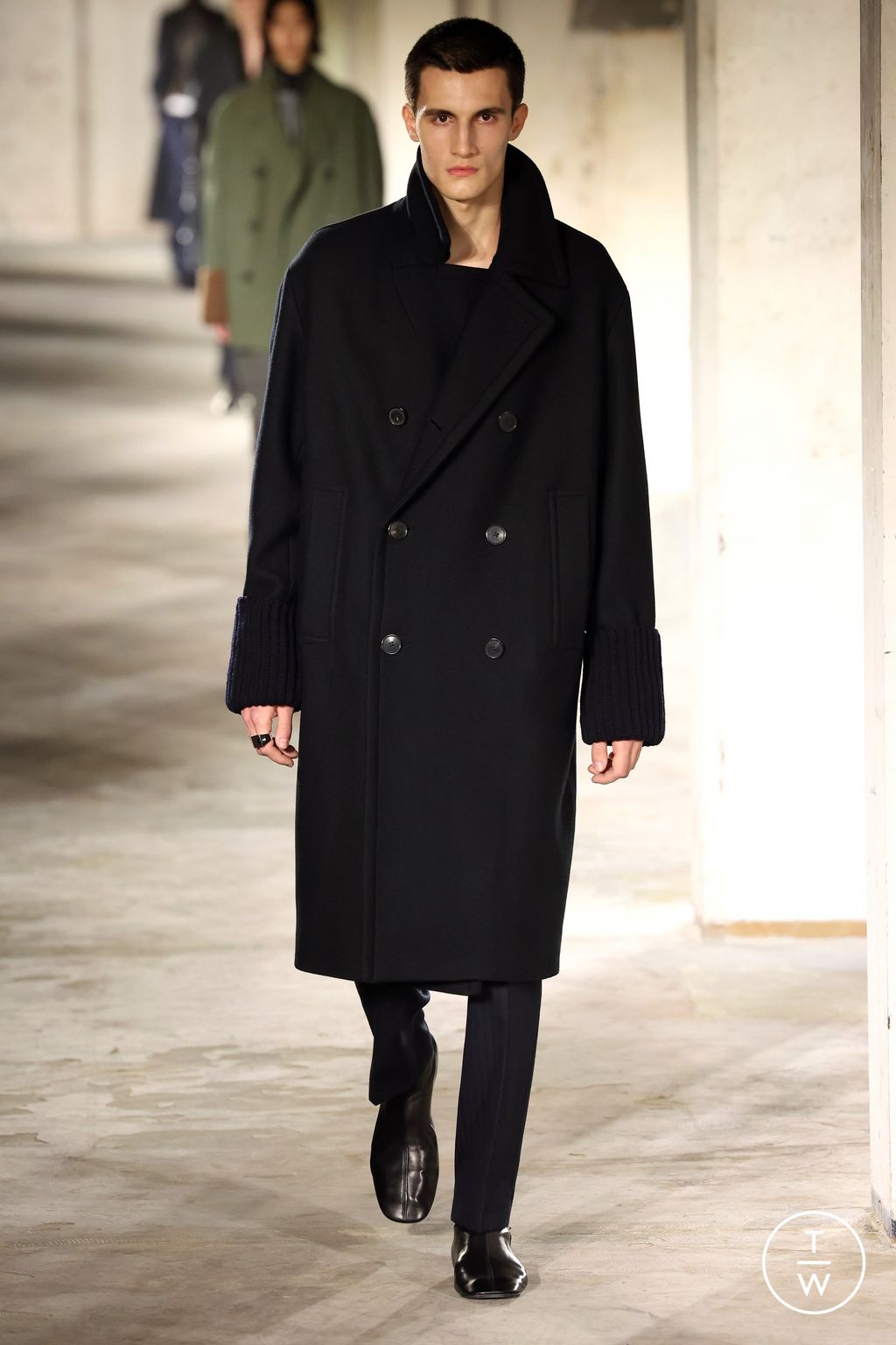 Fashion Week Paris Fall/Winter 2024 look 7 from the Dries Van Noten collection menswear