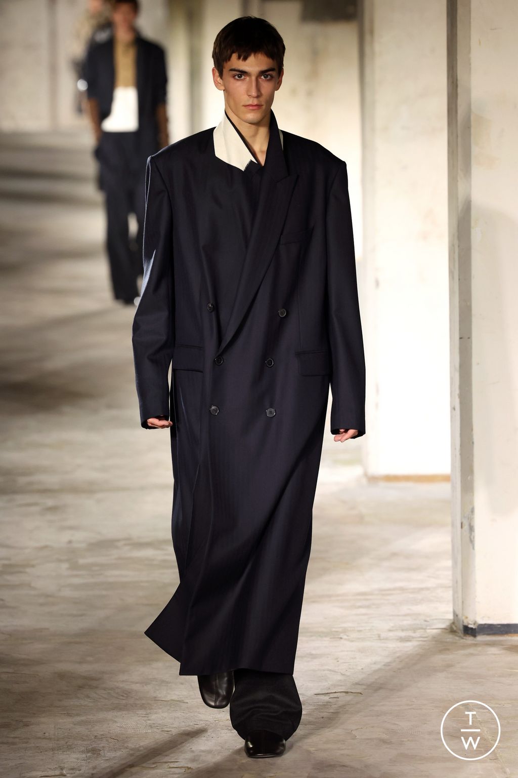 Fashion Week Paris Fall/Winter 2024 look 11 de la collection Dries Van Noten menswear
