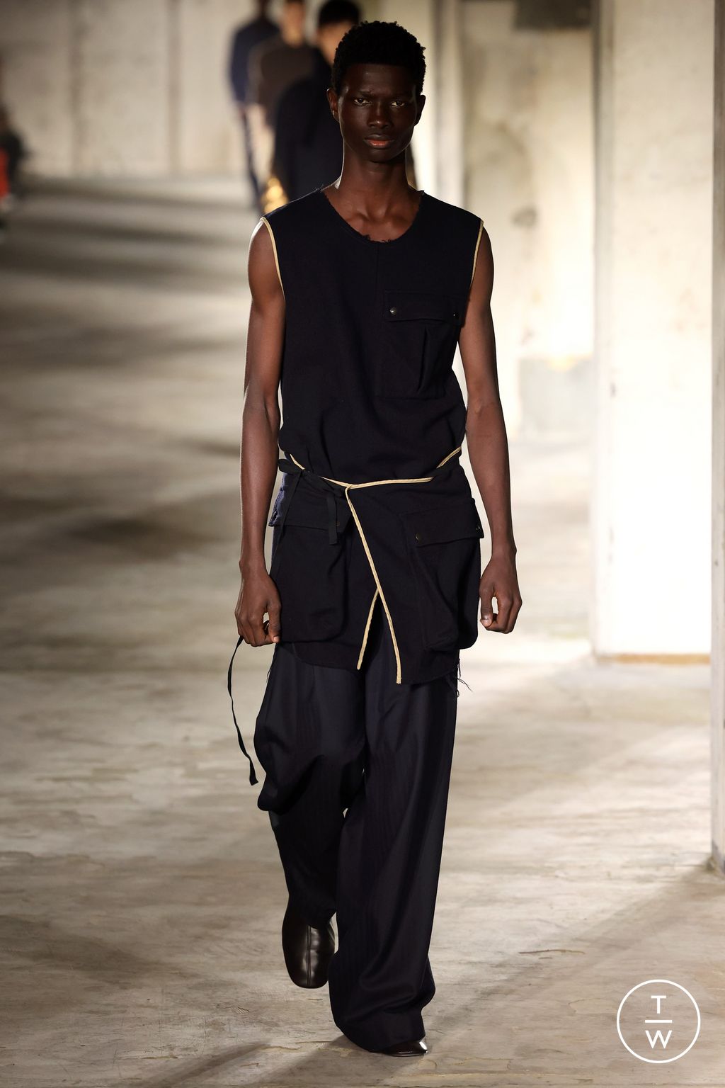 Fashion Week Paris Fall/Winter 2024 look 16 from the Dries Van Noten collection 男装