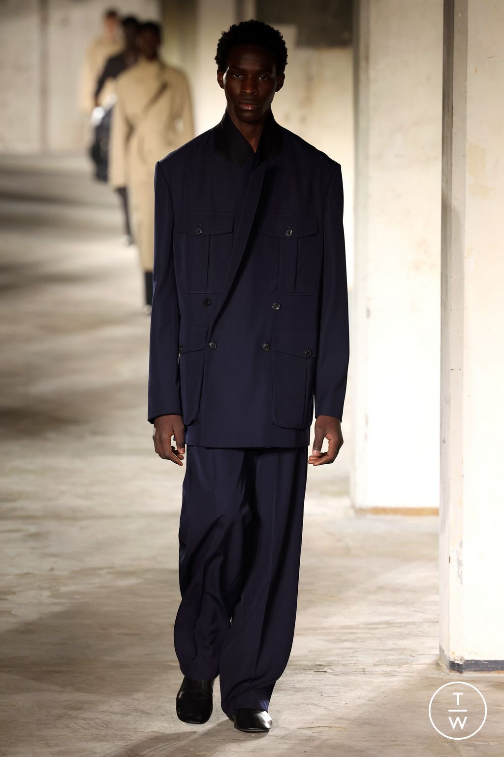 Fashion Week Paris Fall/Winter 2024 look 19 from the Dries Van Noten collection menswear