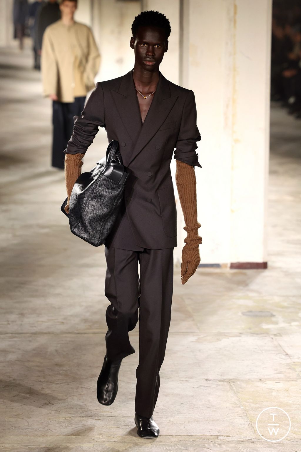 Fashion Week Paris Fall/Winter 2024 look 21 from the Dries Van Noten collection menswear