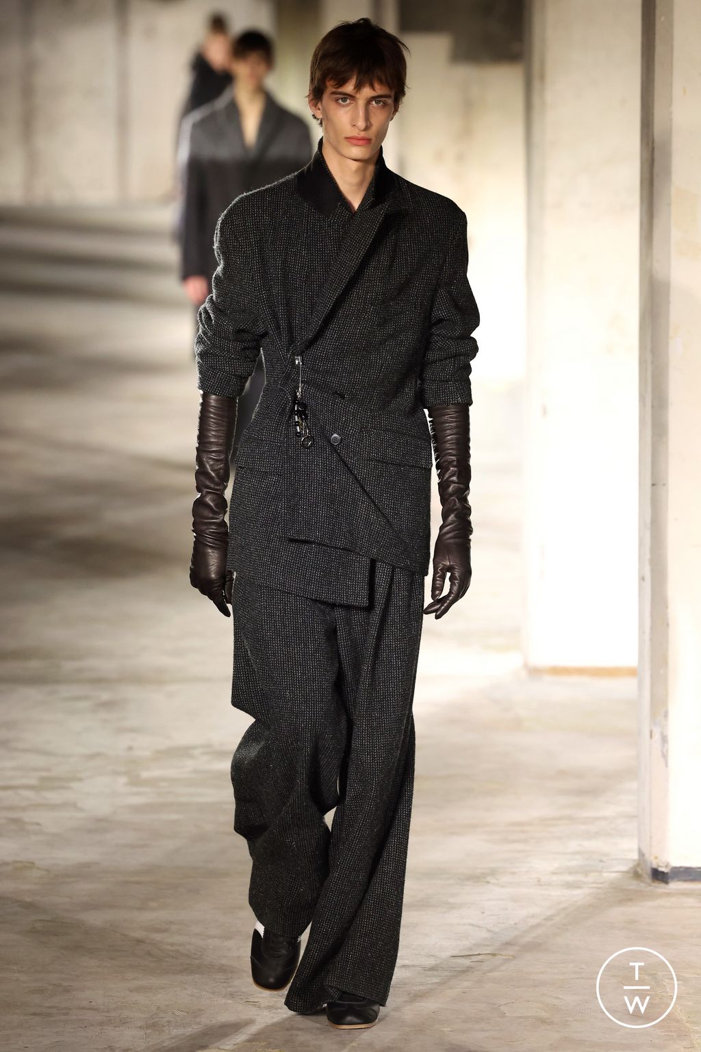 Fashion Week Paris Fall/Winter 2024 look 26 from the Dries Van Noten collection 男装
