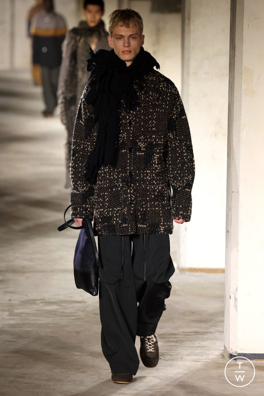 Fashion Week Paris Fall/Winter 2024 look 28 from the Dries Van Noten collection menswear