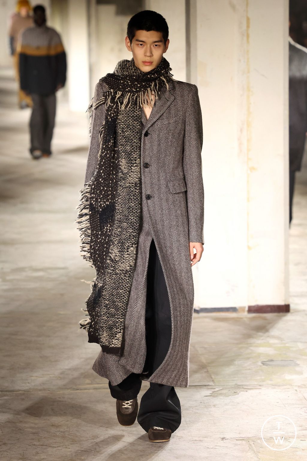Fashion Week Paris Fall/Winter 2024 look 29 from the Dries Van Noten collection 男装