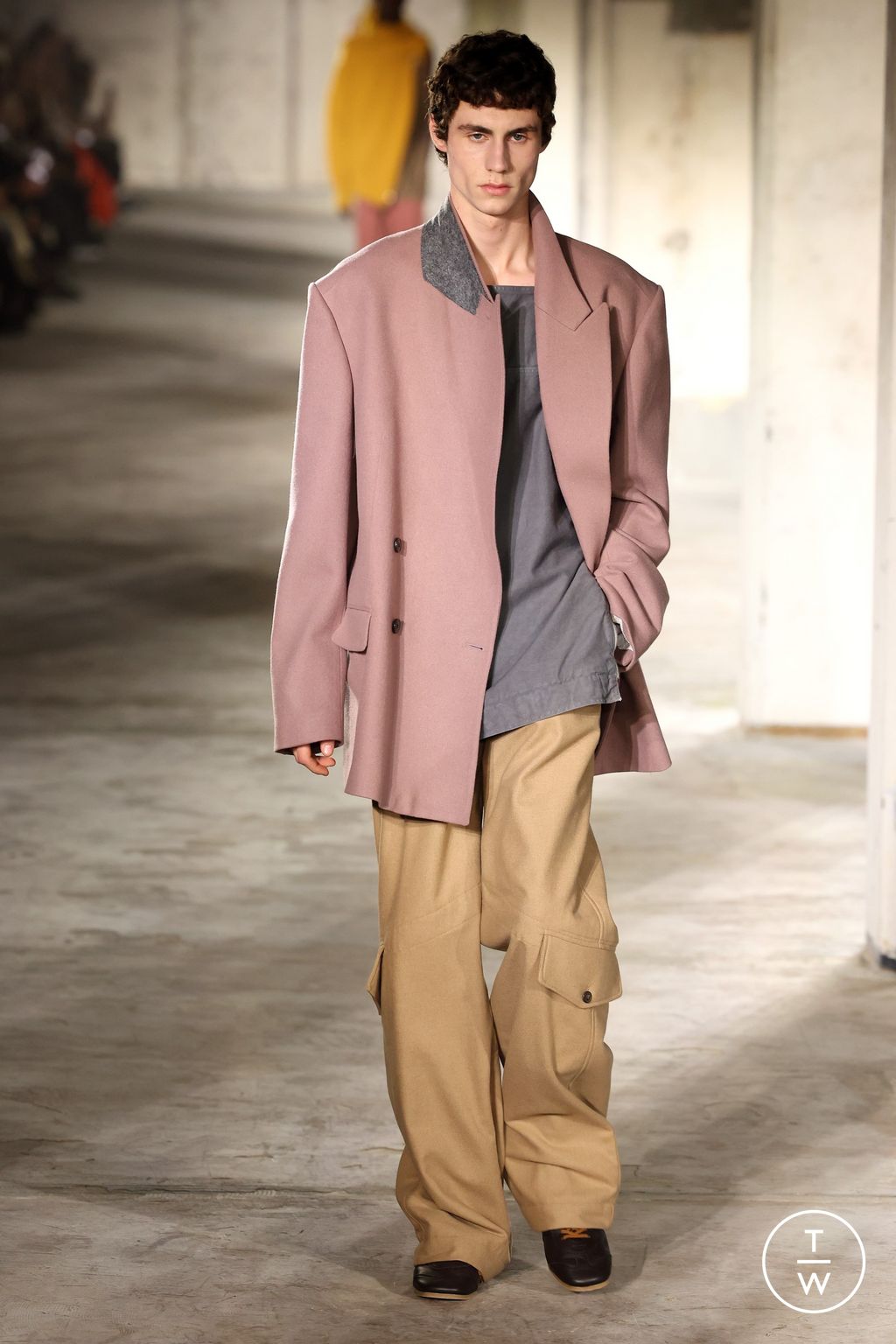 Fashion Week Paris Fall/Winter 2024 look 32 from the Dries Van Noten collection menswear