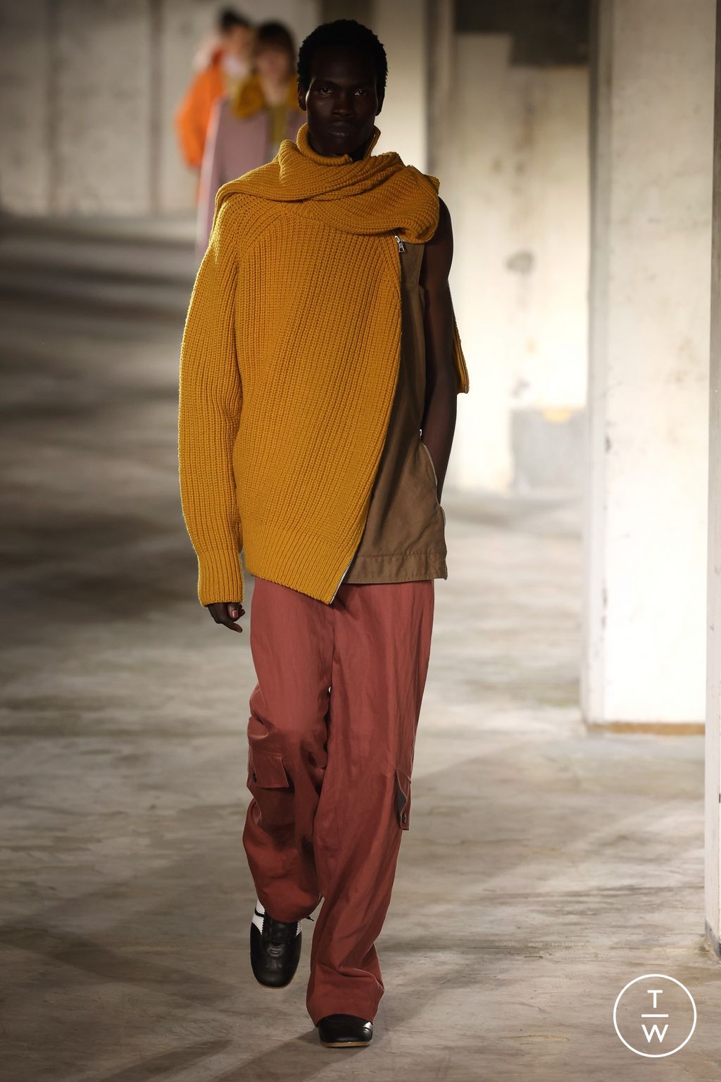 Fashion Week Paris Fall/Winter 2024 look 33 from the Dries Van Noten collection 男装