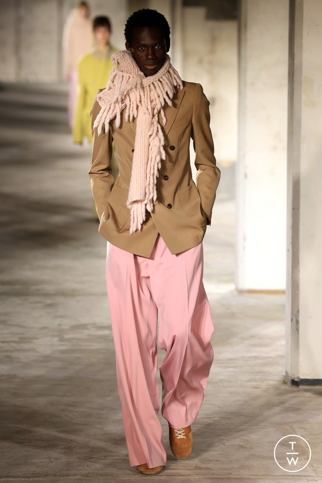 Fashion Week Paris Fall/Winter 2024 look 36 from the Dries Van Noten collection 男装