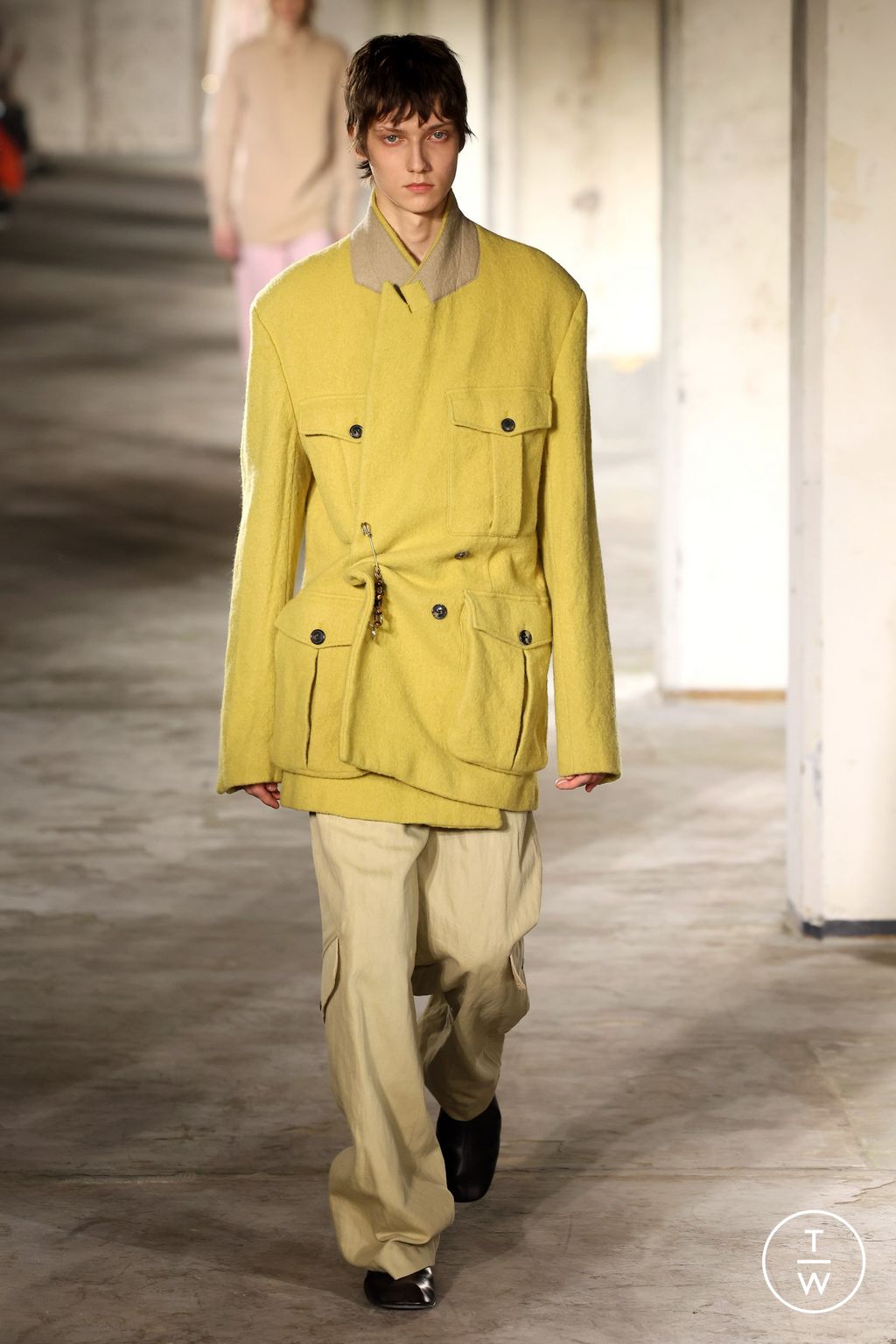 Fashion Week Paris Fall/Winter 2024 look 37 from the Dries Van Noten collection 男装