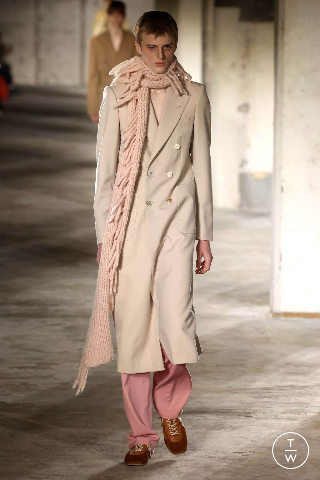 Fashion Week Paris Fall/Winter 2024 look 39 from the Dries Van Noten collection menswear