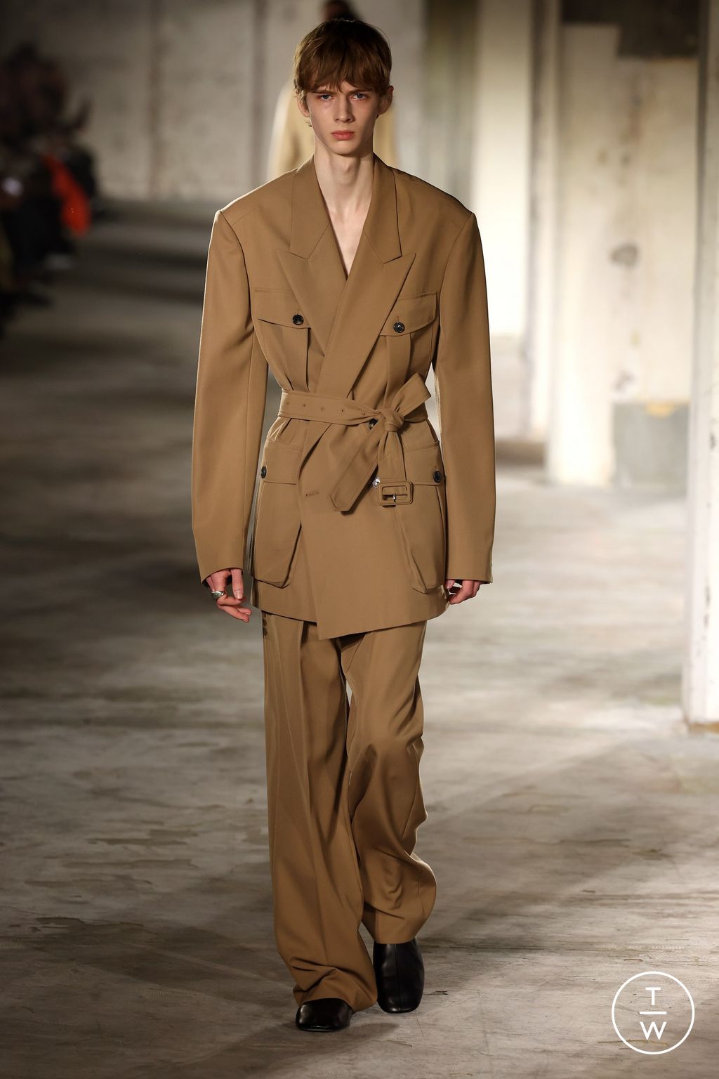 Fashion Week Paris Fall/Winter 2024 look 40 from the Dries Van Noten collection menswear