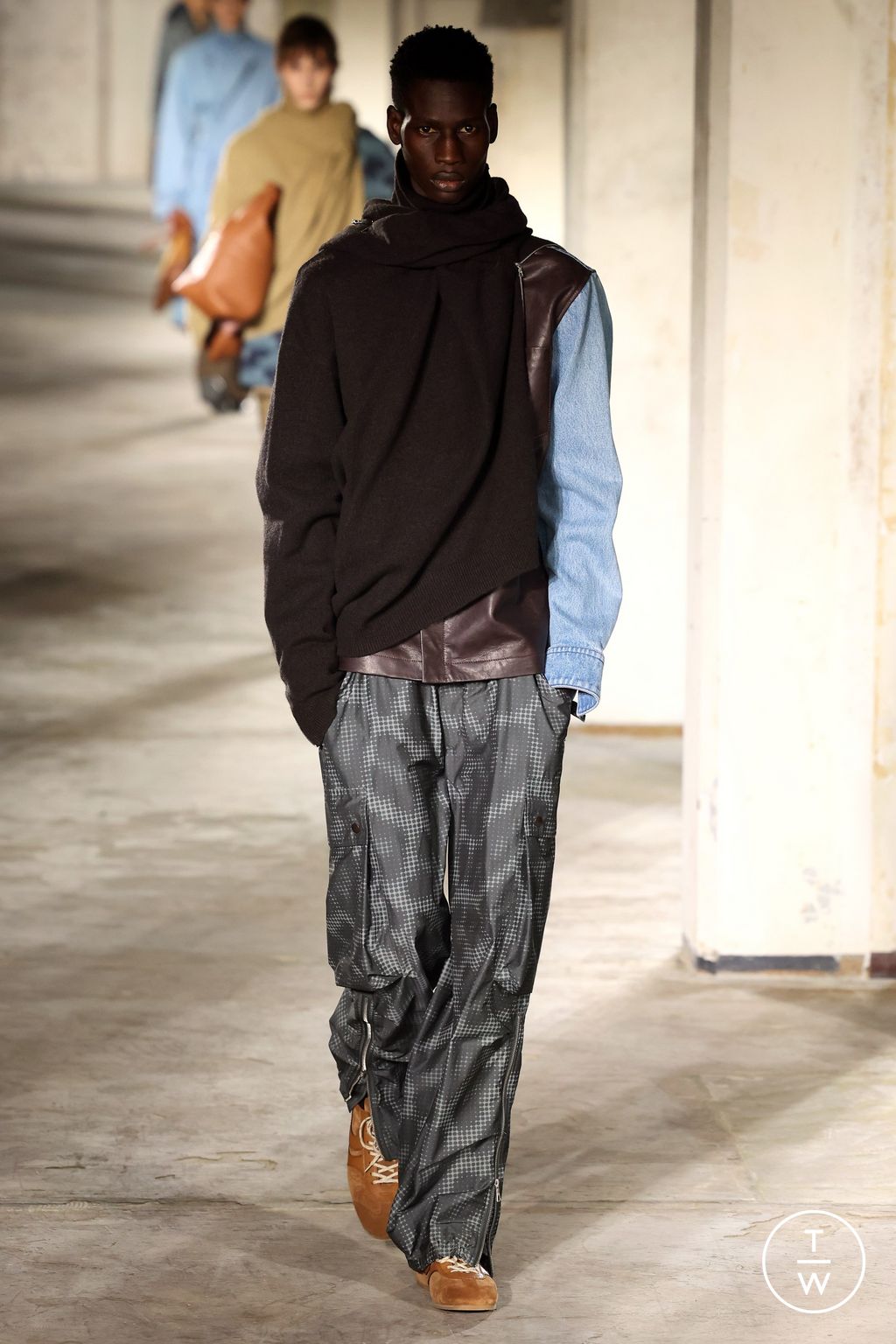 Fashion Week Paris Fall/Winter 2024 look 43 from the Dries Van Noten collection 男装
