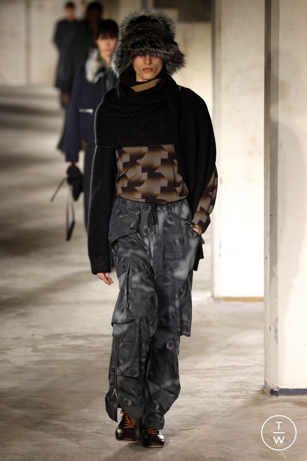 Fashion Week Paris Fall/Winter 2024 look 50 from the Dries Van Noten collection 男装