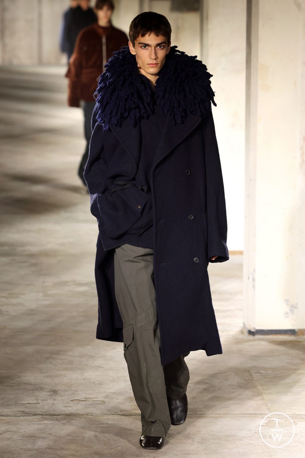 Fashion Week Paris Fall/Winter 2024 look 55 from the Dries Van Noten collection 男装