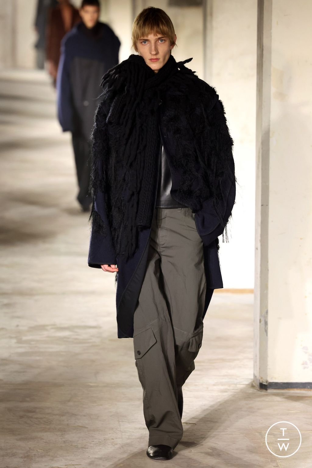 Fashion Week Paris Fall/Winter 2024 look 57 from the Dries Van Noten collection 男装