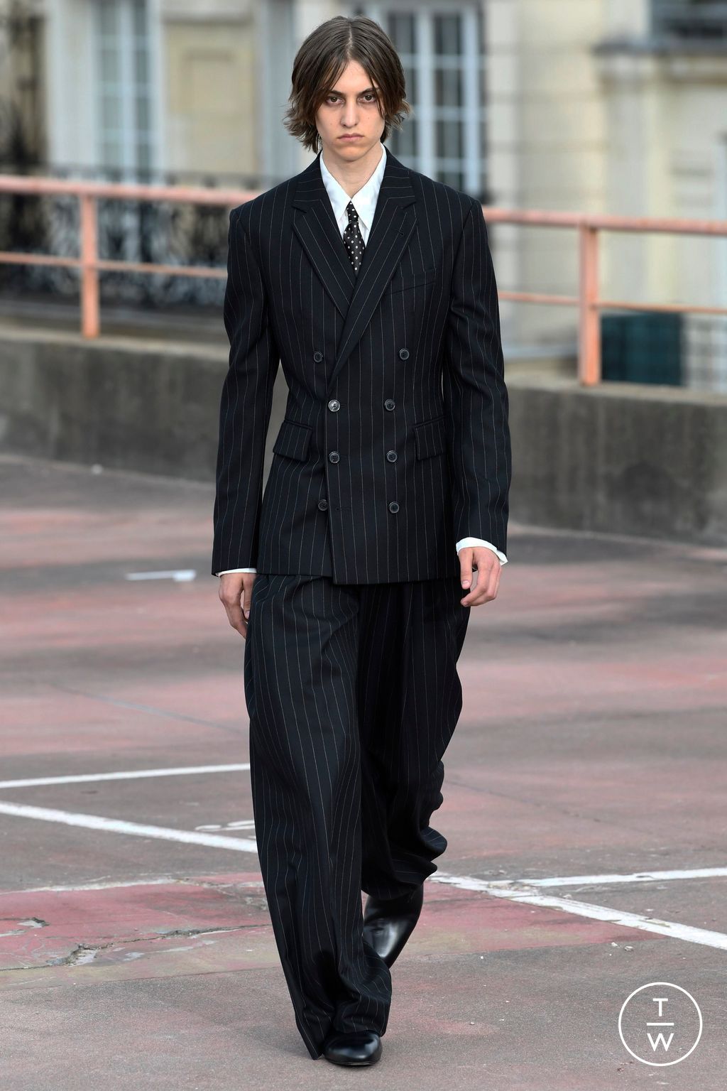 Fashion Week Paris Spring/Summer 2023 look 2 from the Dries Van Noten collection 男装