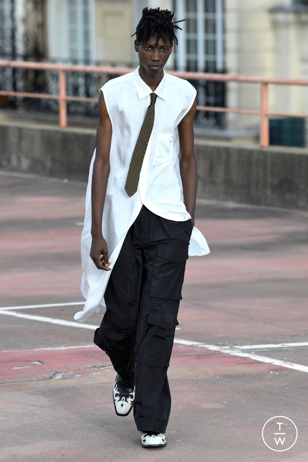 Fashion Week Paris Spring/Summer 2023 look 9 from the Dries Van Noten collection 男装