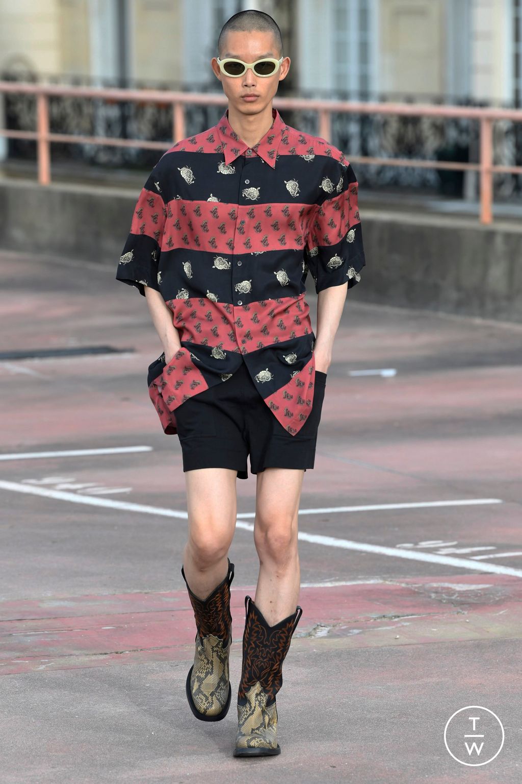 Fashion Week Paris Spring/Summer 2023 look 32 from the Dries Van Noten collection 男装