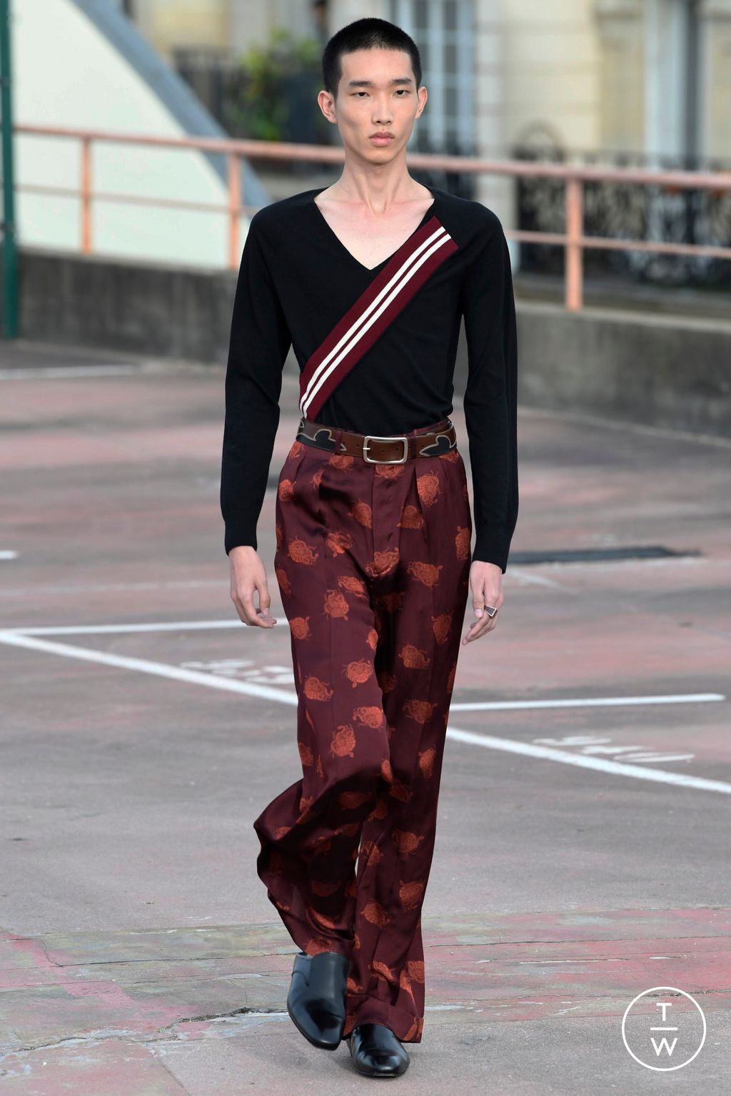 Fashion Week Paris Spring/Summer 2023 look 33 from the Dries Van Noten collection 男装