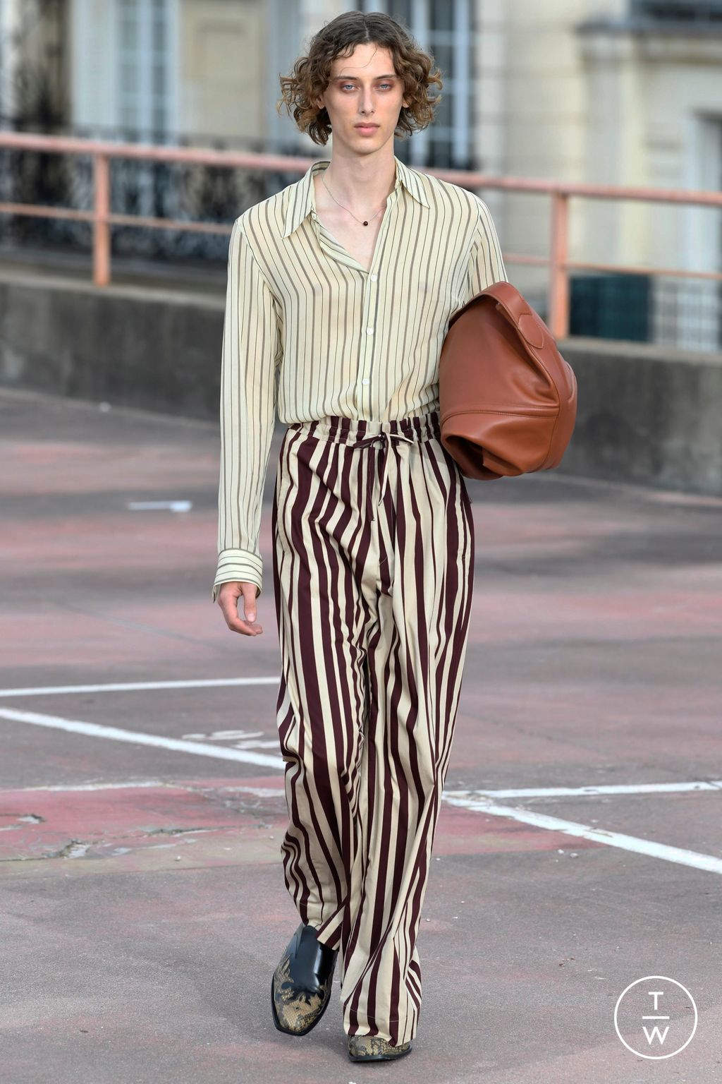Fashion Week Paris Spring/Summer 2023 look 38 from the Dries Van Noten collection 男装