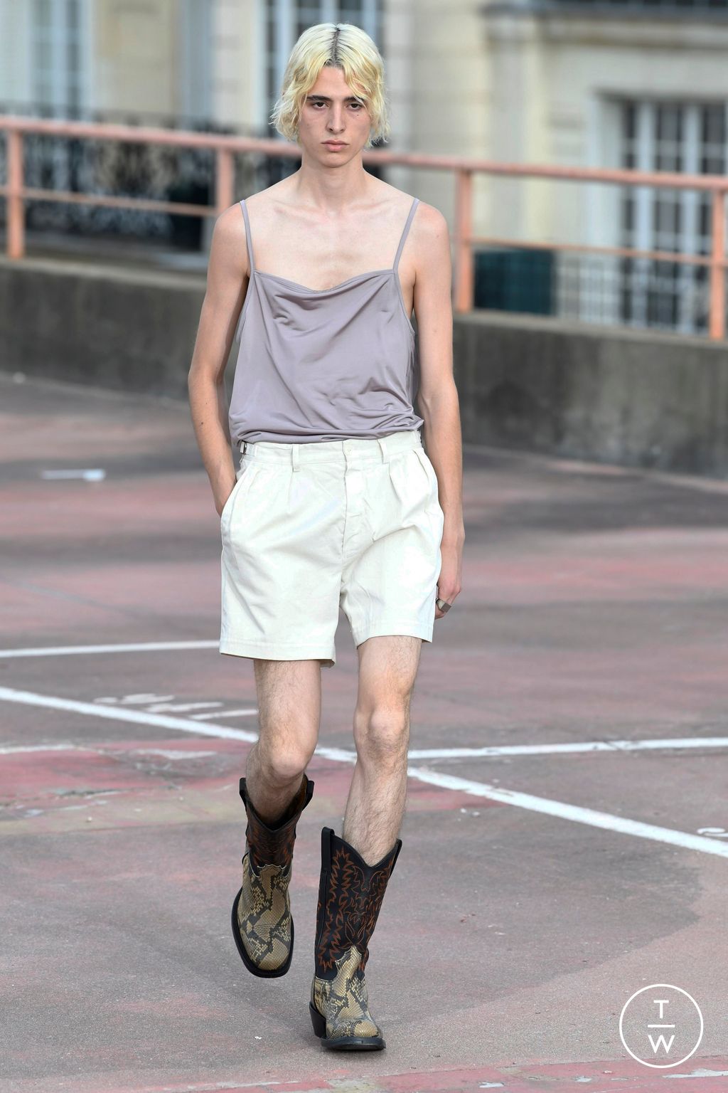 Fashion Week Paris Spring/Summer 2023 look 39 from the Dries Van Noten collection 男装