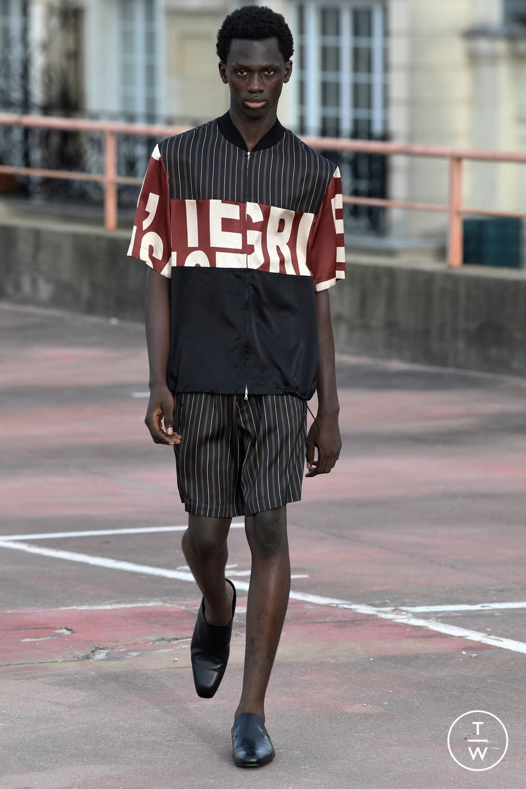 Fashion Week Paris Spring/Summer 2023 look 43 from the Dries Van Noten collection 男装