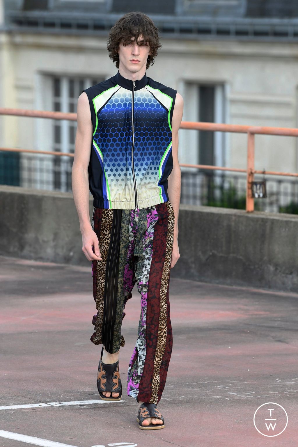 Fashion Week Paris Spring/Summer 2023 look 45 from the Dries Van Noten collection 男装