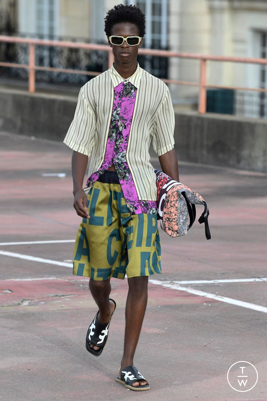 Fashion Week Paris Spring/Summer 2023 look 50 from the Dries Van Noten collection 男装