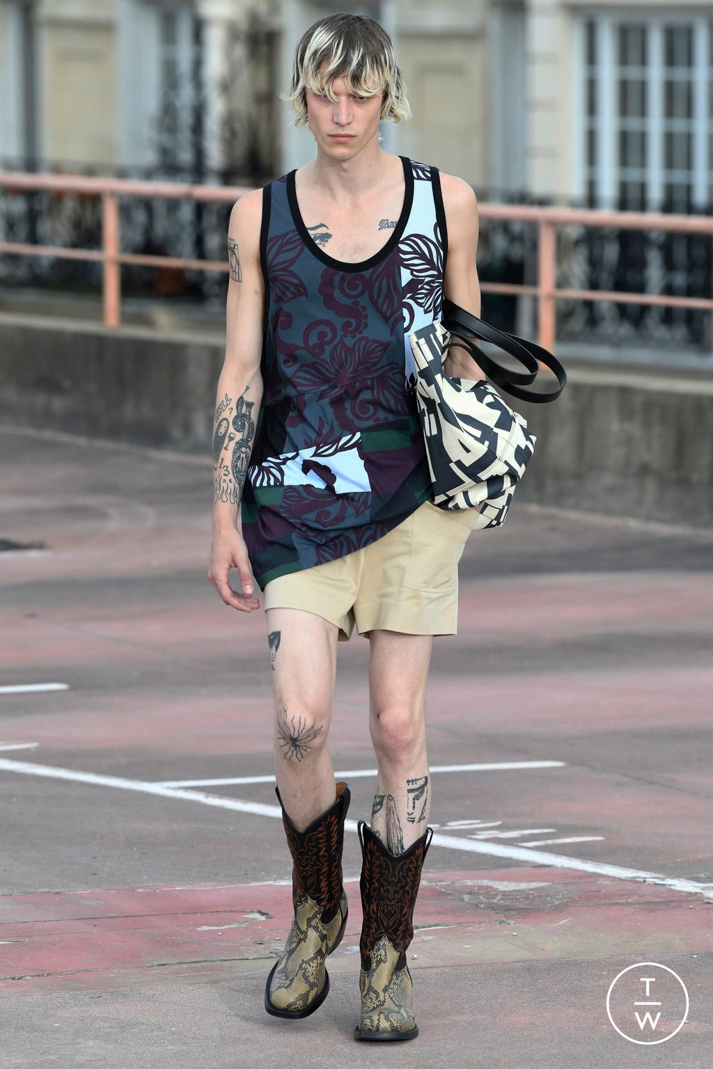 Fashion Week Paris Spring/Summer 2023 look 55 from the Dries Van Noten collection 男装