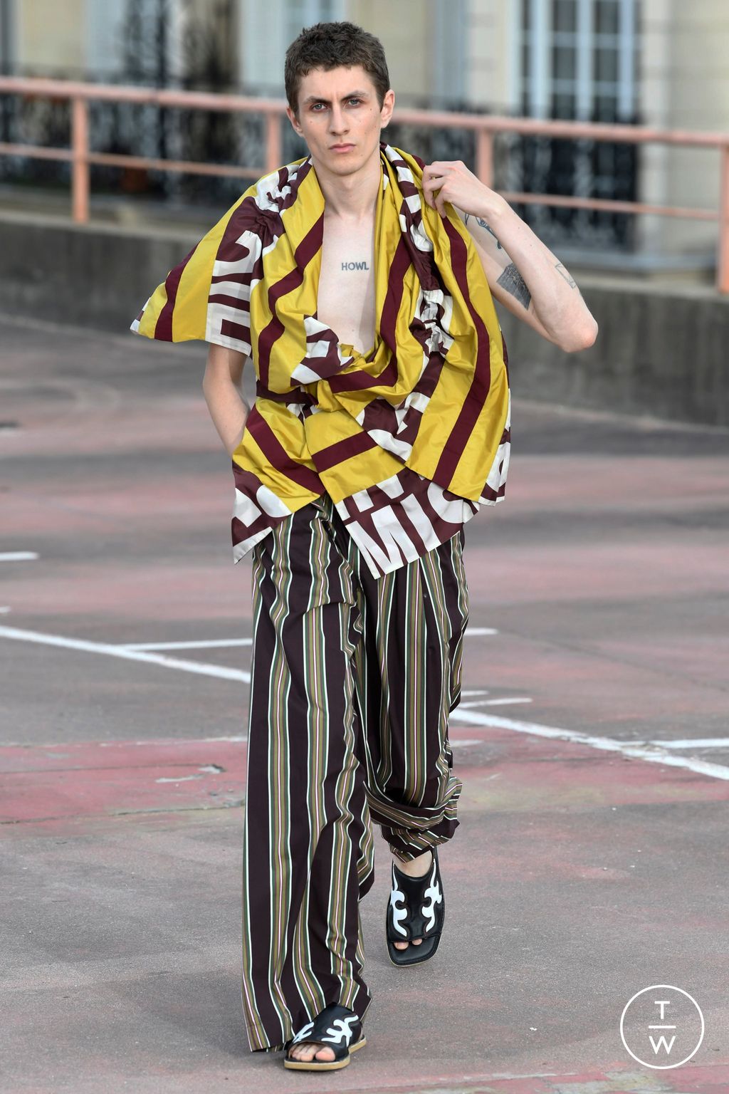 Fashion Week Paris Spring/Summer 2023 look 56 from the Dries Van Noten collection 男装