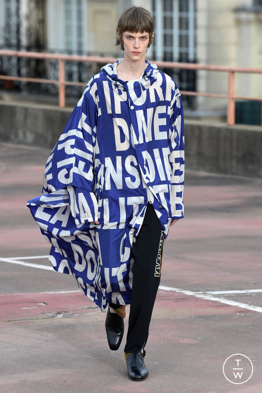 Fashion Week Paris Spring/Summer 2023 look 61 from the Dries Van Noten collection 男装