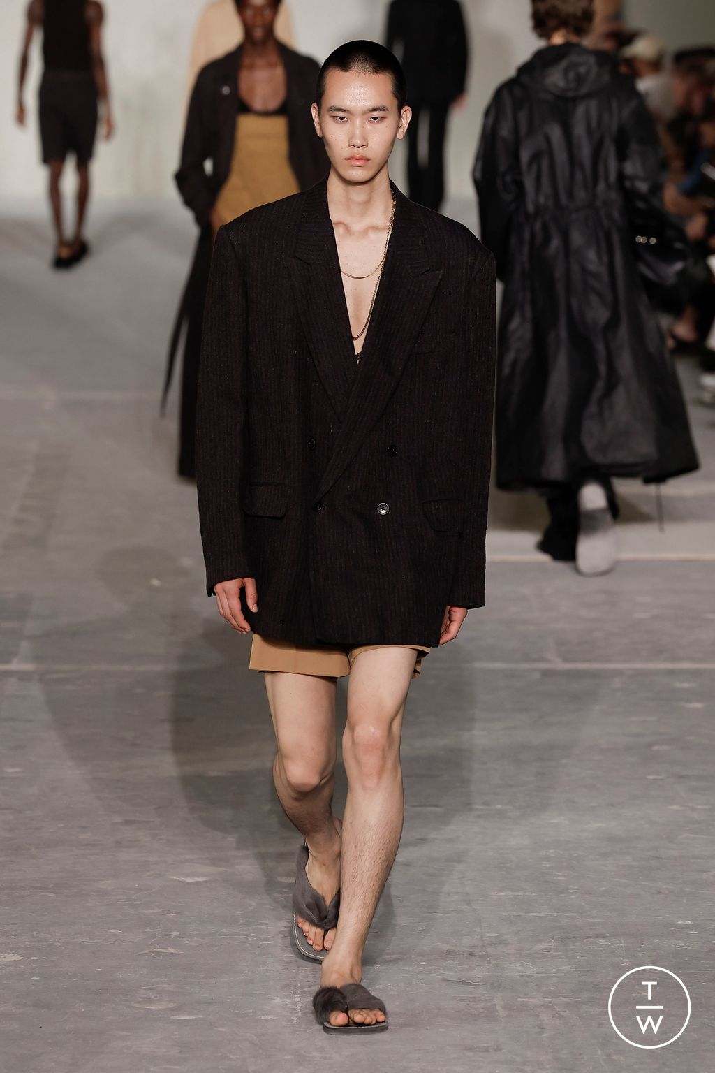 Fashion Week Paris Spring/Summer 2024 look 19 from the Dries Van Noten collection 男装