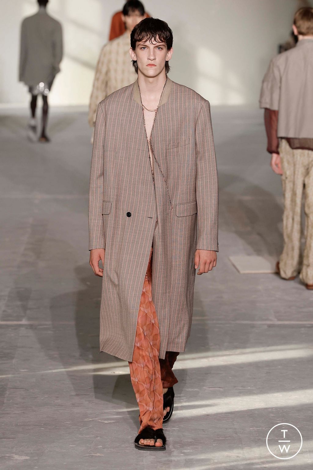 Fashion Week Paris Spring/Summer 2024 look 27 from the Dries Van Noten collection 男装