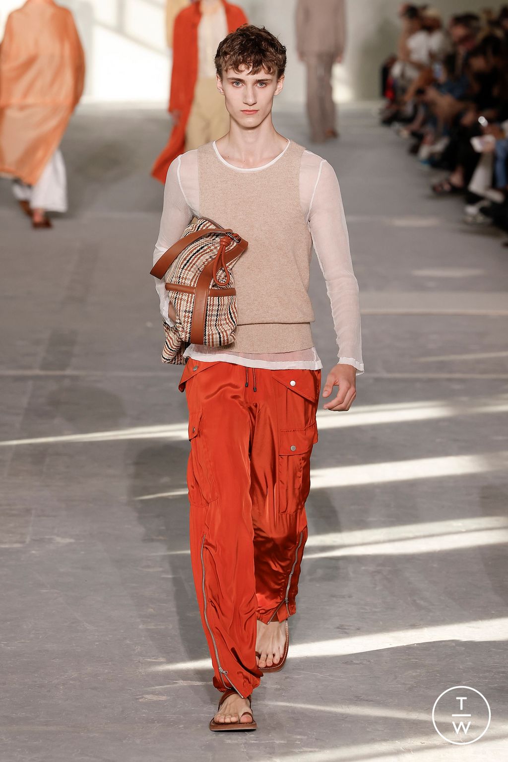 Fashion Week Paris Spring/Summer 2024 look 34 from the Dries Van Noten collection 男装