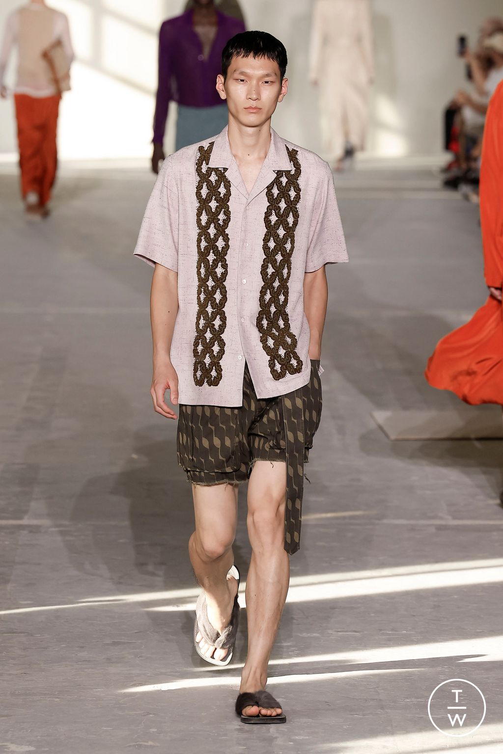 Fashion Week Paris Spring/Summer 2024 look 37 from the Dries Van Noten collection 男装
