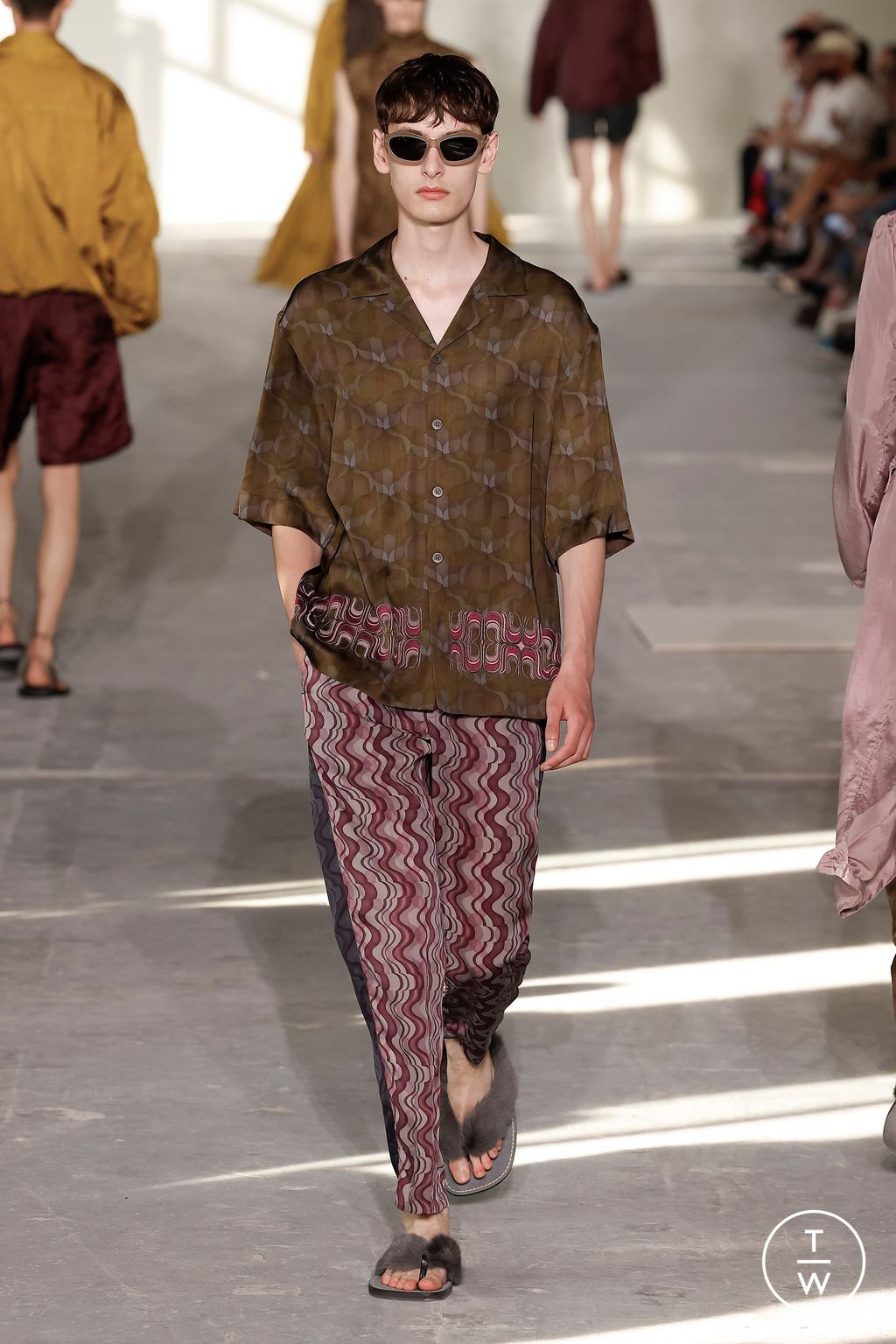 Fashion Week Paris Spring/Summer 2024 look 46 from the Dries Van Noten collection 男装