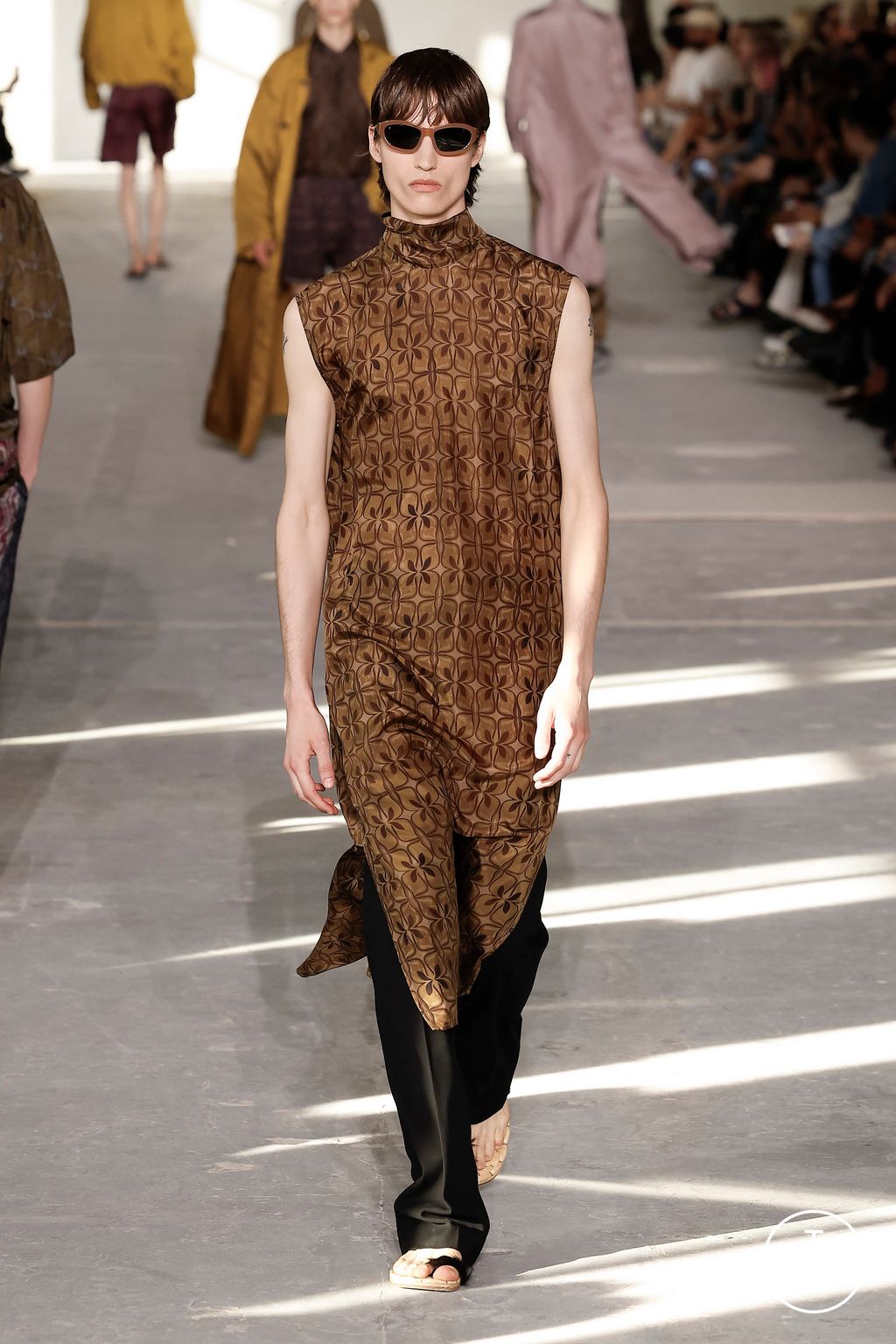 Fashion Week Paris Spring/Summer 2024 look 47 from the Dries Van Noten collection 男装