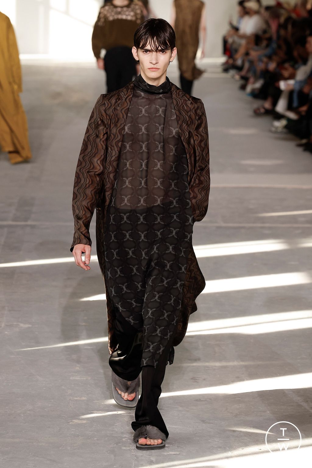 Fashion Week Paris Spring/Summer 2024 look 50 from the Dries Van Noten collection 男装