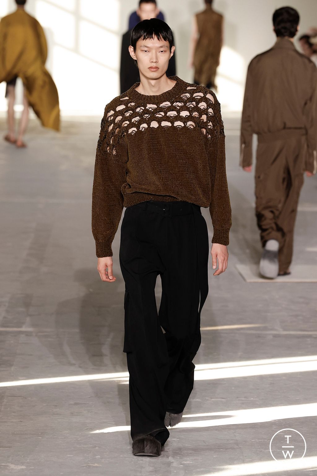Fashion Week Paris Spring/Summer 2024 look 51 from the Dries Van Noten collection 男装