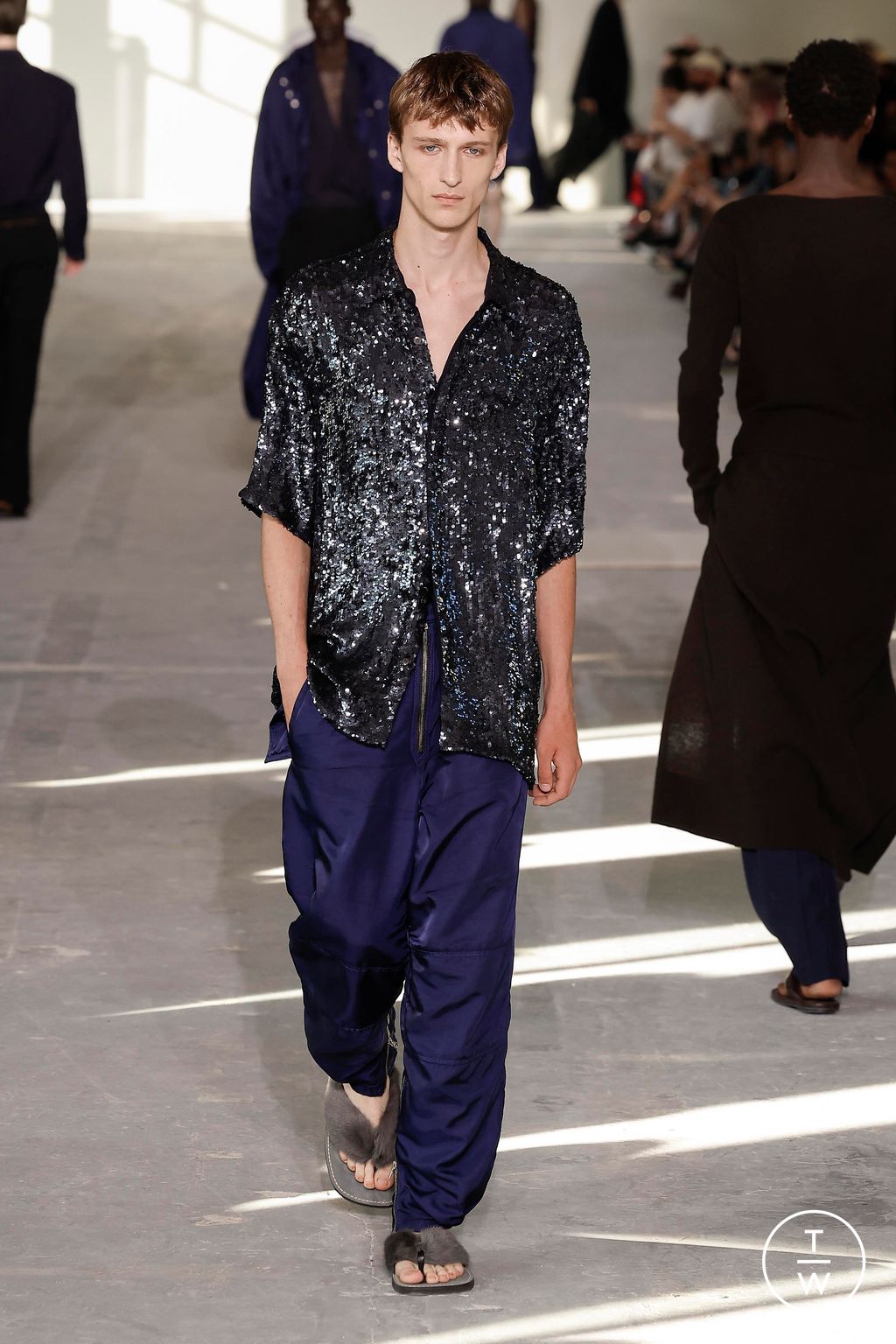 Fashion Week Paris Spring/Summer 2024 look 56 de la collection Dries Van Noten menswear
